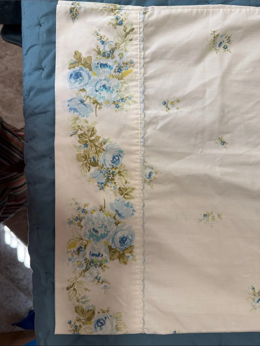 Floral king vtg pillow slip in White and Blue